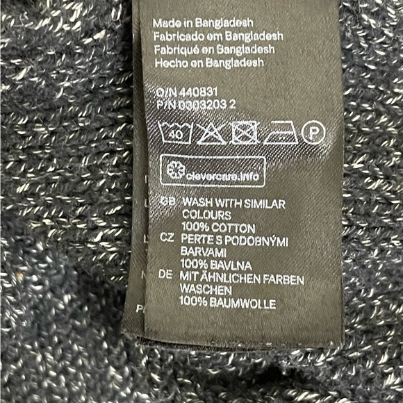 H & M zz med sweater in a black heather rounded neckline - Picture 13 of 13